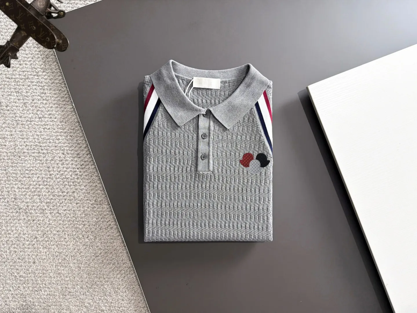 Next day delivery P165 High Quality Mouth Covered 2026 Summer New Arrival Men's Short Sleeve T-shirt Made of combed cotton yarn knitted cotton fabric, pure cotton high weight special yarn, it feels full of weight when weighed, and the upper body is more textured than ordinary T-shirts. This texture can cope with the weather easily and is suitable for both hot and cold! The pattern on the chest adopts three-dimensional embroidery technology, and is perfectly produced stitch by stitch with reference to the original version! Loose fit design, looks noble. Size: M to XXXL
